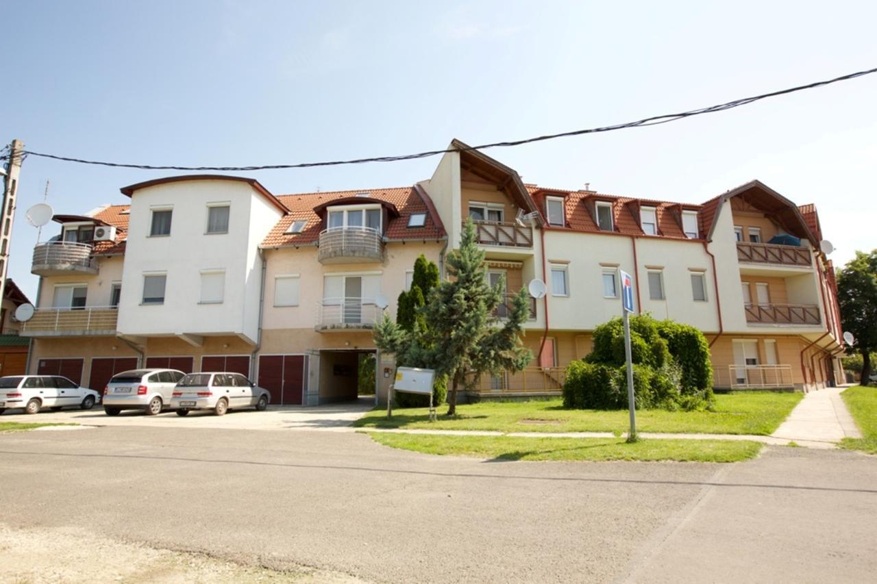 Zoli Apartmanok-Adri Koelcsey 32 Hajdúszoboszló المظهر الخارجي الصورة