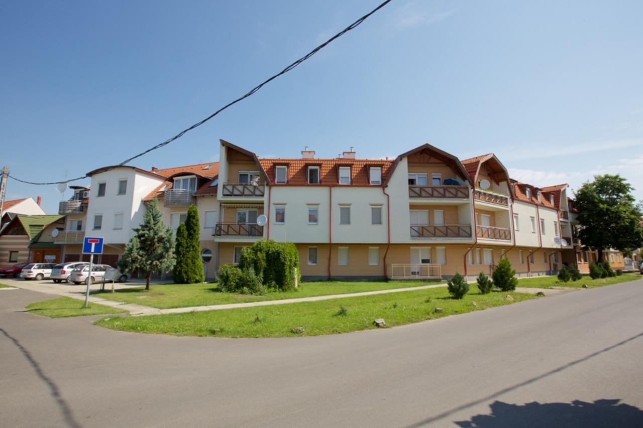 Zoli Apartmanok-Adri Koelcsey 32 Hajdúszoboszló المظهر الخارجي الصورة